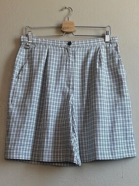 Vintage High Waisted Liz Clairborne Pleaded Black/Cream Golf Shorts. Size 14.